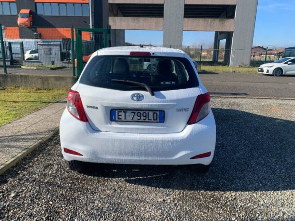 Toyota Yaris 1.0 5 porte Active (6)