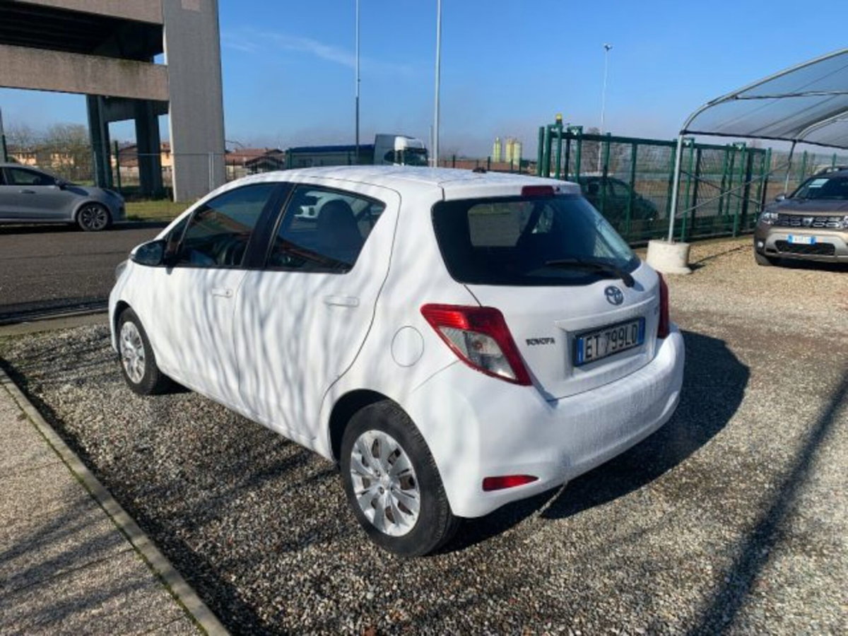 Toyota Yaris 1.0 5 porte Active (7)