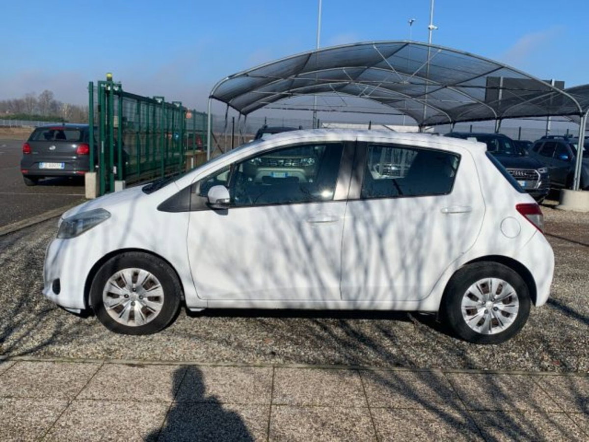 Toyota Yaris 1.0 5 porte Active (8)