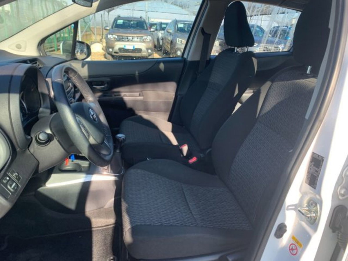 Toyota Yaris 1.0 5 porte Active (9)
