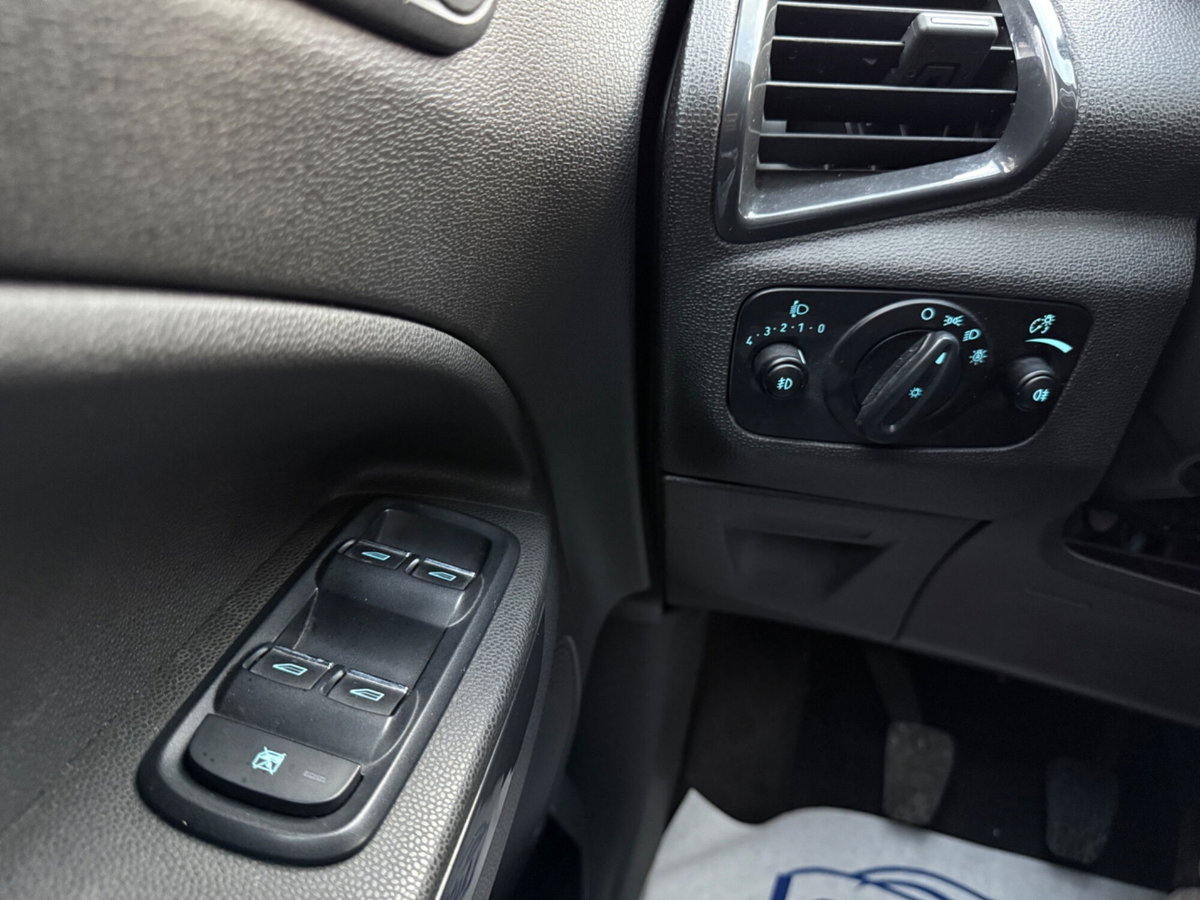 Ford EcoSport 1.5 110 CV Titanium (16)