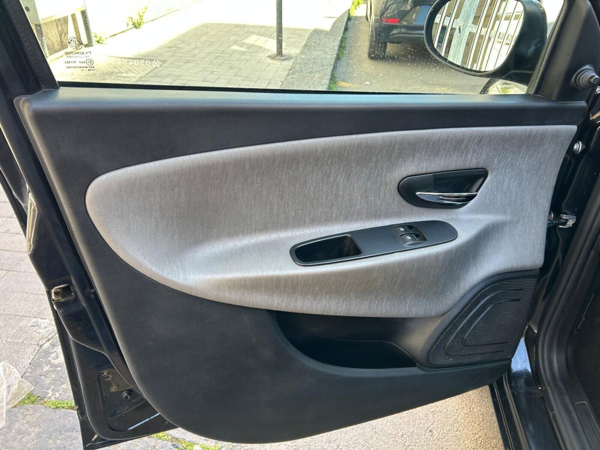 Lancia Ypsilon 1.3 MJT 16V 95 CV 5 porte S&S Silver (12)