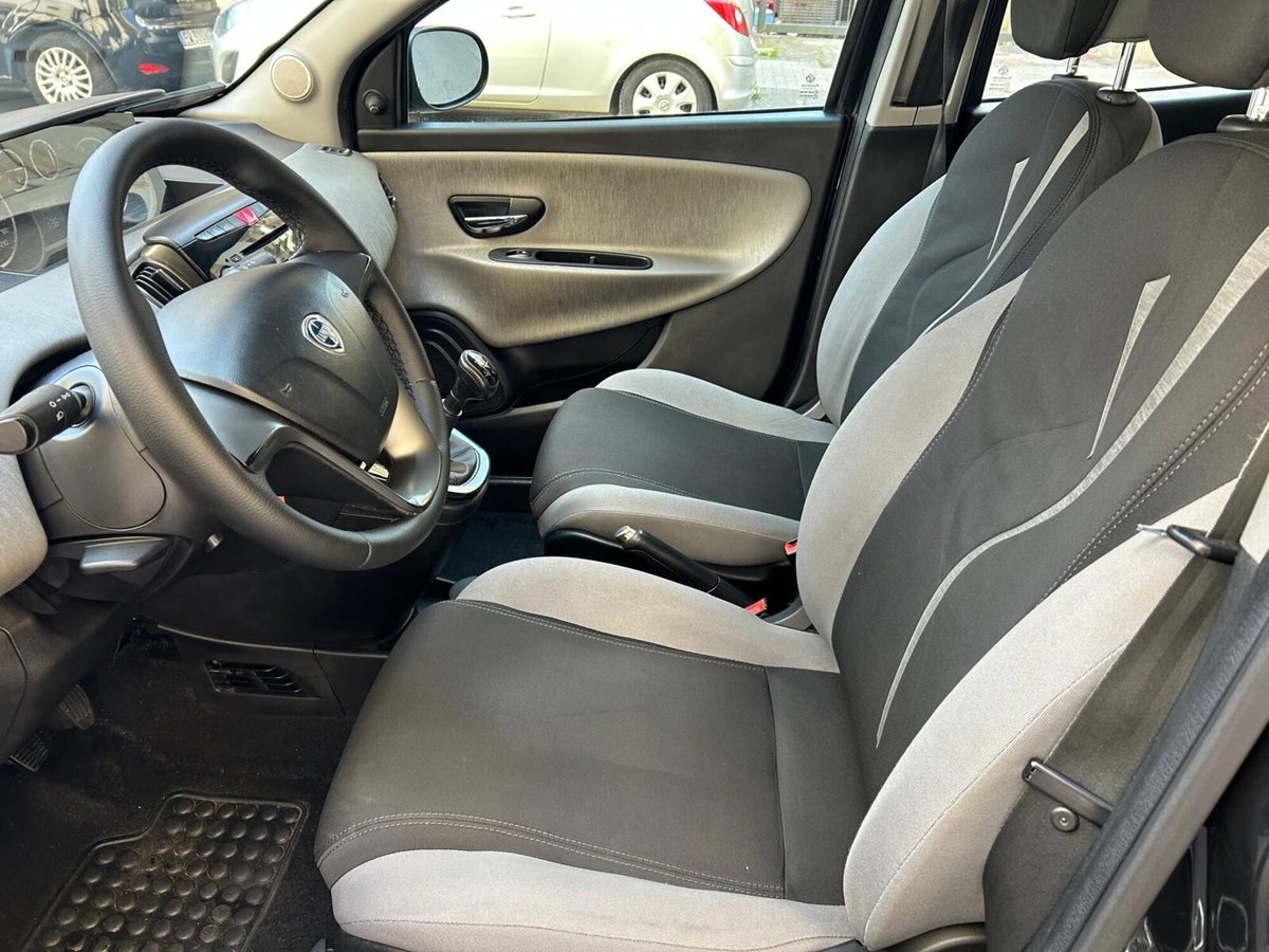Lancia Ypsilon 1.3 MJT 16V 95 CV 5 porte S&S Silver (13)