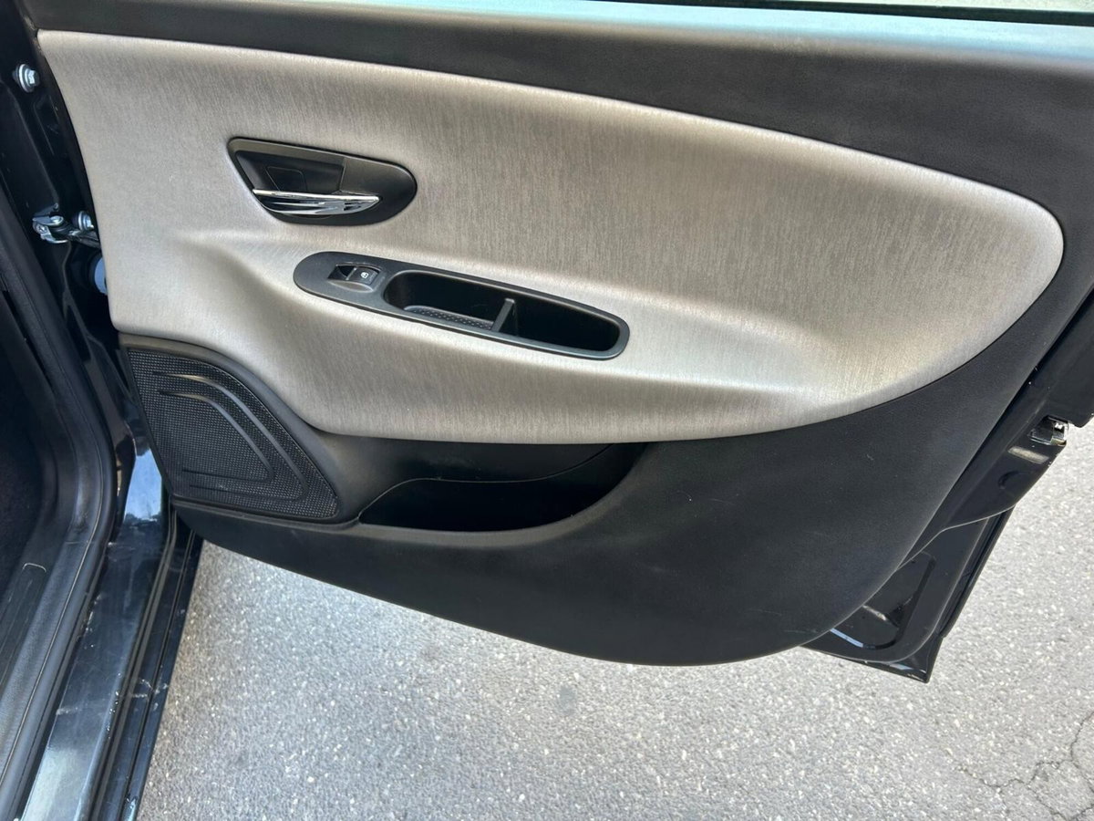 Lancia Ypsilon 1.3 MJT 16V 95 CV 5 porte S&S Silver (20)