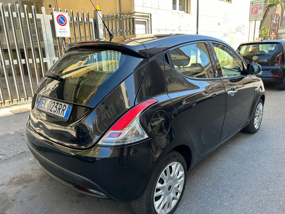 Lancia Ypsilon 1.3 MJT 16V 95 CV 5 porte S&S Silver (4)