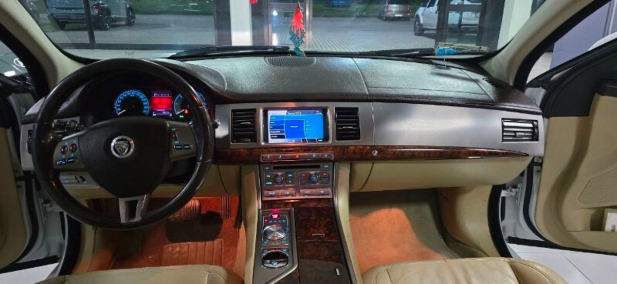Jaguar XF 3.0 D V6 Luxury (10)