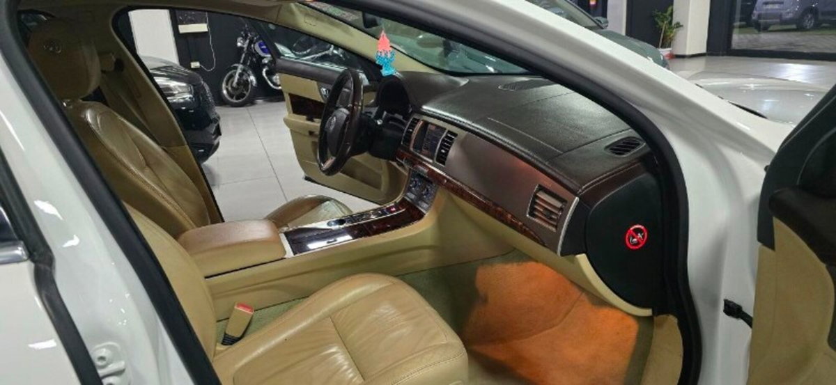 Jaguar XF 3.0 D V6 Luxury (16)