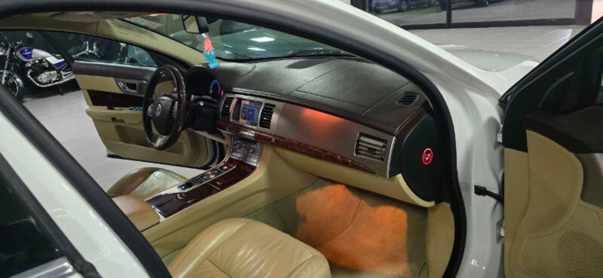 Jaguar XF 3.0 D V6 Luxury (17)