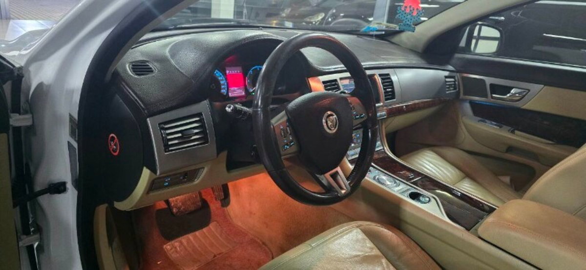 Jaguar XF 3.0 D V6 Luxury (9)