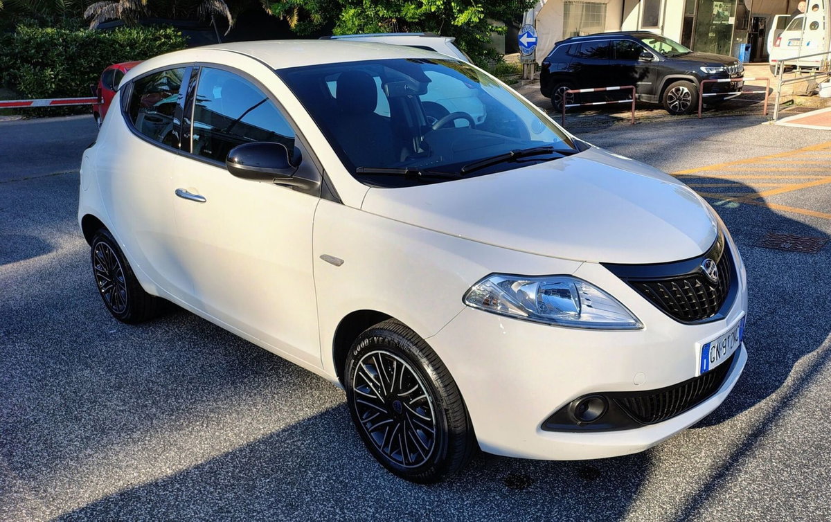 Lancia Ypsilon 1.0 FireFly 5 porte S&S Hybrid Silver Plus