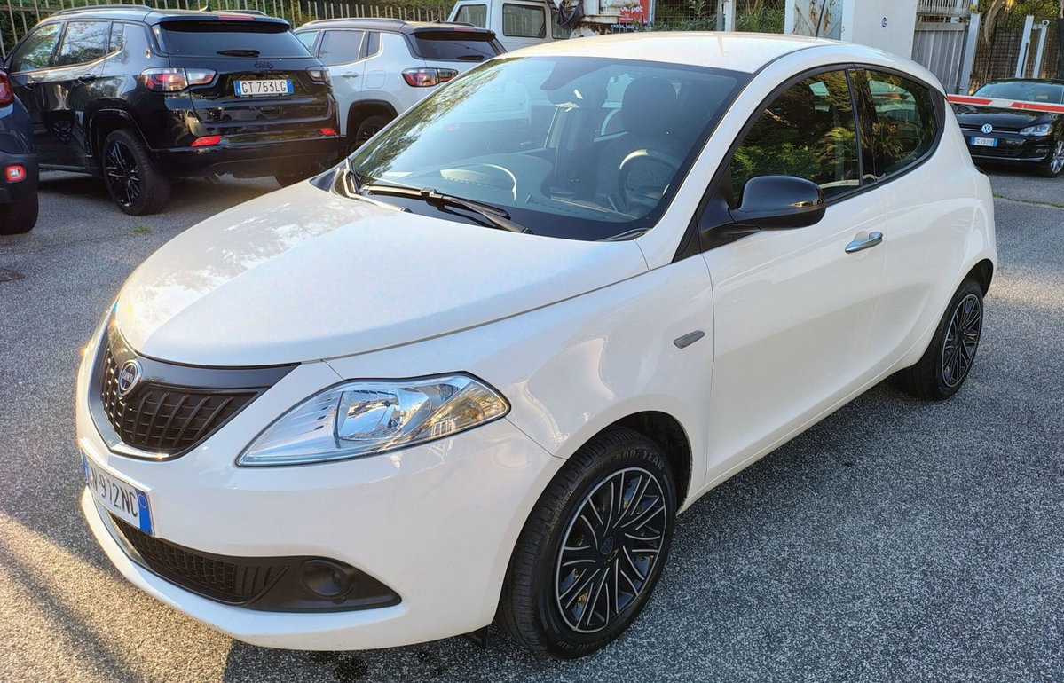 Lancia Ypsilon 1.0 FireFly 5 porte S&S Hybrid Silver Plus (2)