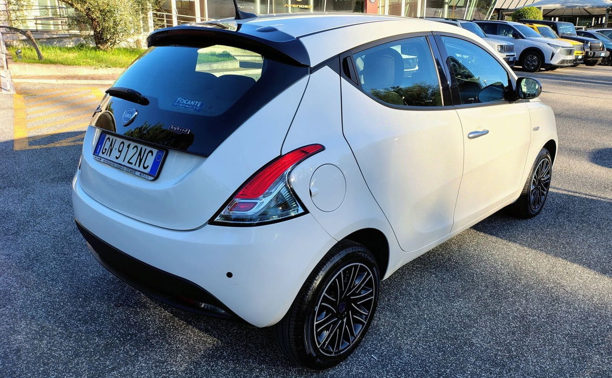 Lancia Ypsilon 1.0 FireFly 5 porte S&S Hybrid Silver Plus (3)