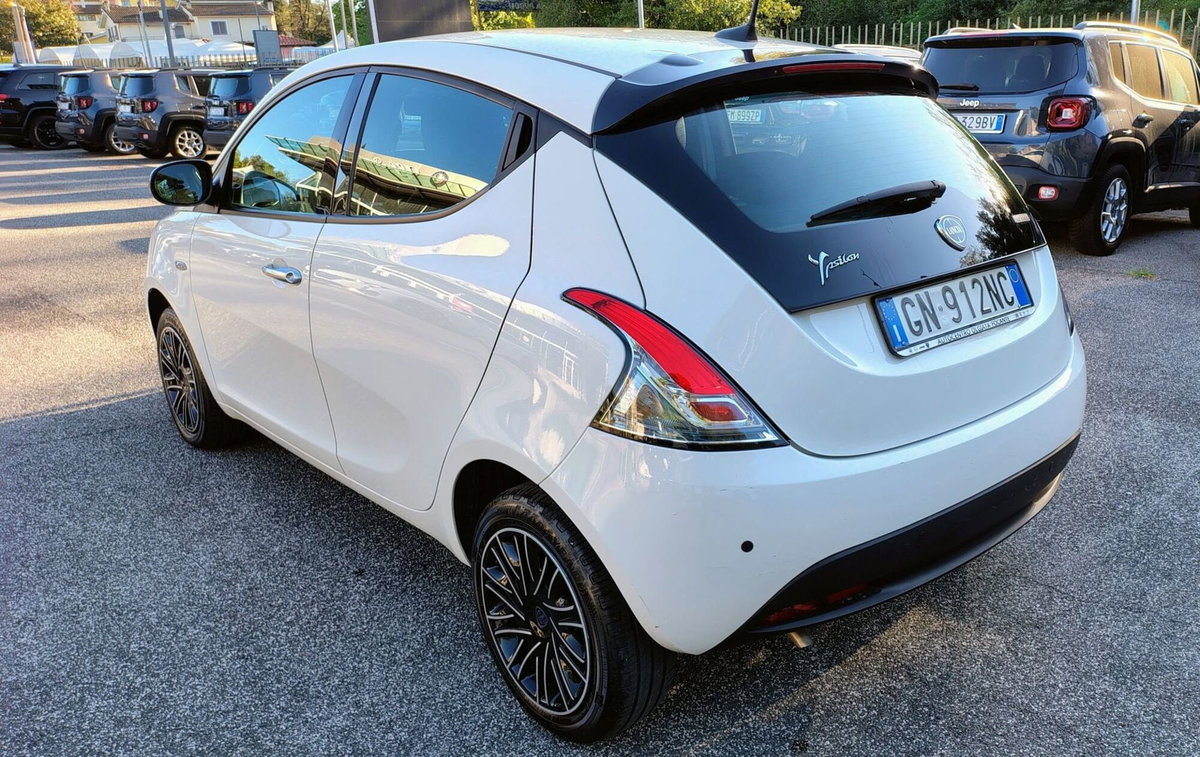 Lancia Ypsilon 1.0 FireFly 5 porte S&S Hybrid Silver Plus (4)