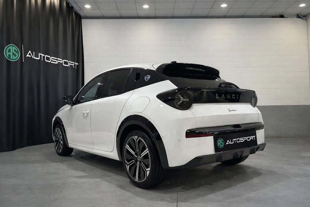 Lancia Ypsilon 54kWh LX 156cv (4)