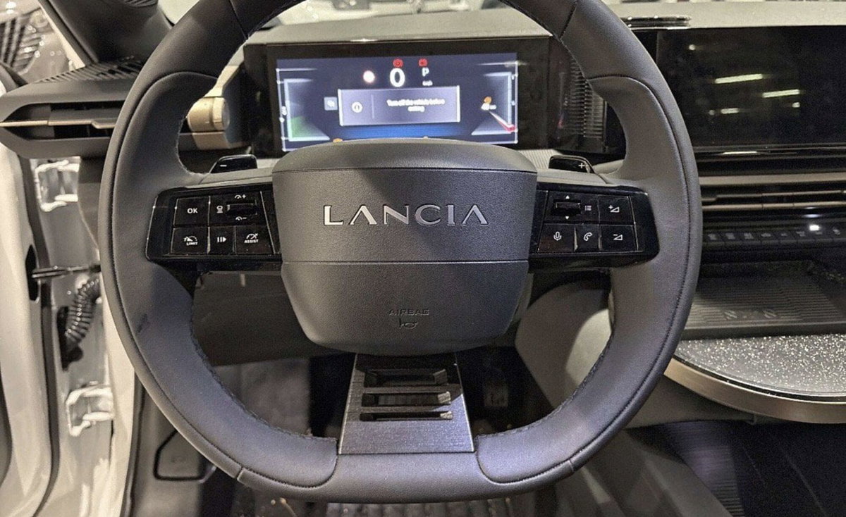 Lancia Ypsilon 54kWh LX 156cv (8)