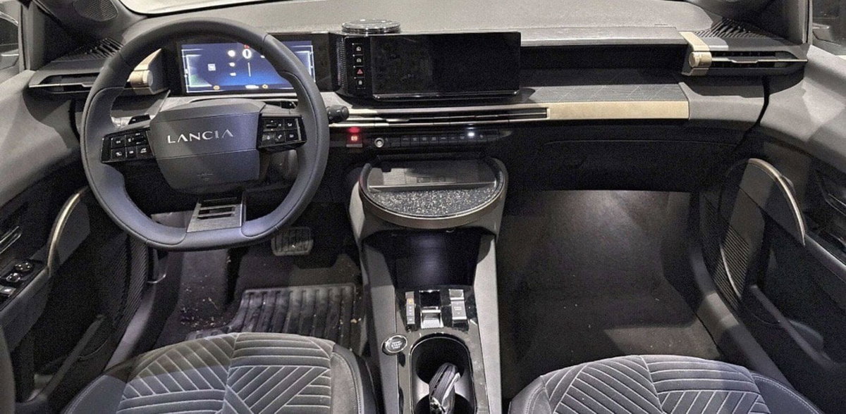 Lancia Ypsilon 54kWh LX 156cv (9)
