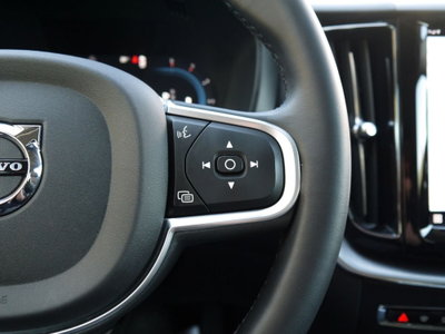 Volvo XC60 B4 (d) AWD Geartronic Momentum Pro (17)