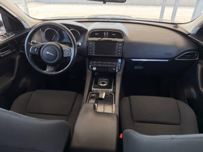 Jaguar F-Pace 2.0 D 180 CV AWD Pure (11)
