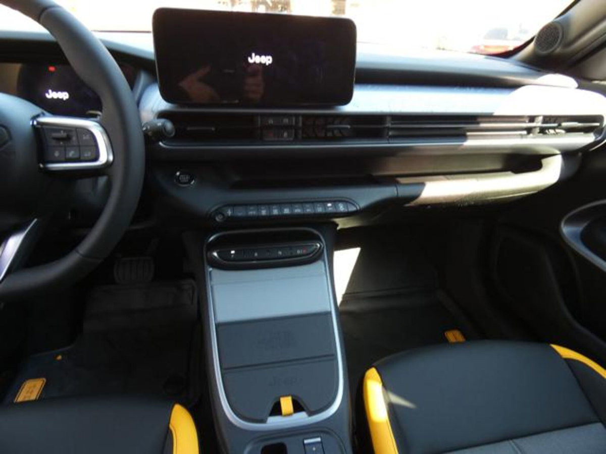 Jeep Avenger 1.2 turbo e-hybrid mhev The North Face 4xe 145cv edct6 (12)