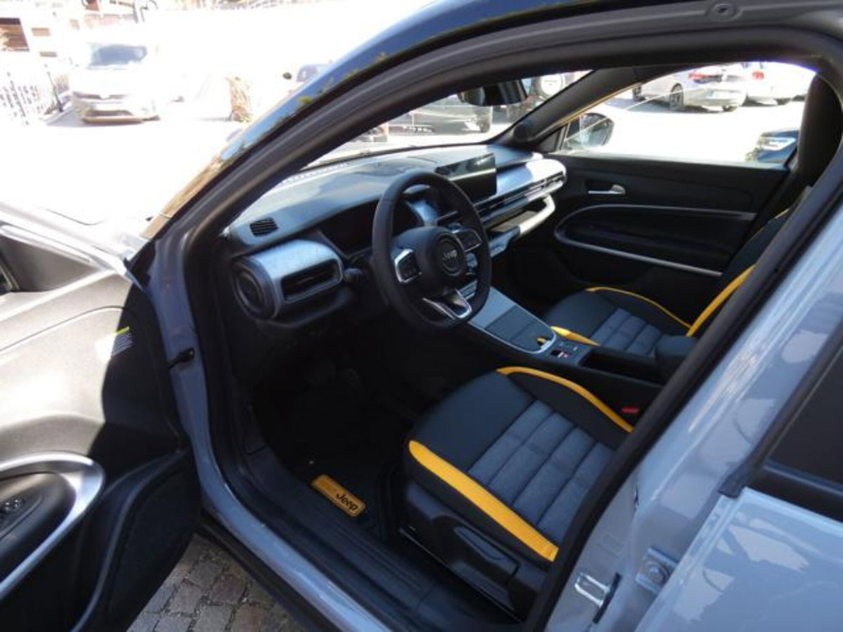 Jeep Avenger 1.2 turbo e-hybrid mhev The North Face 4xe 145cv edct6 (9)