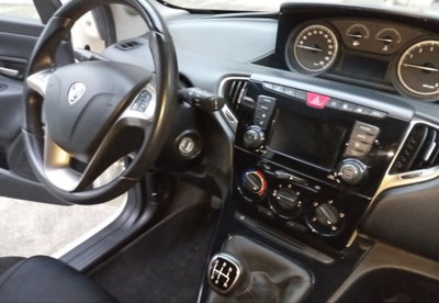 Lancia Ypsilon 1.2 69 CV 5 porte Gold (4)