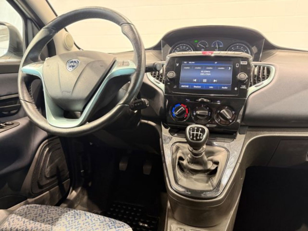 Lancia Ypsilon 1.0 FireFly 5 porte S&S Hybrid Ecochic Gold (11)