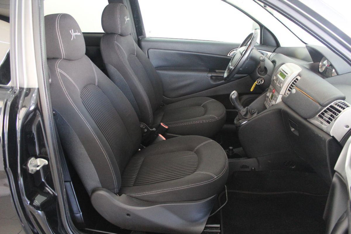 Lancia Ypsilon 1.3 MJT 105 CV Sport MomoDesign (10)