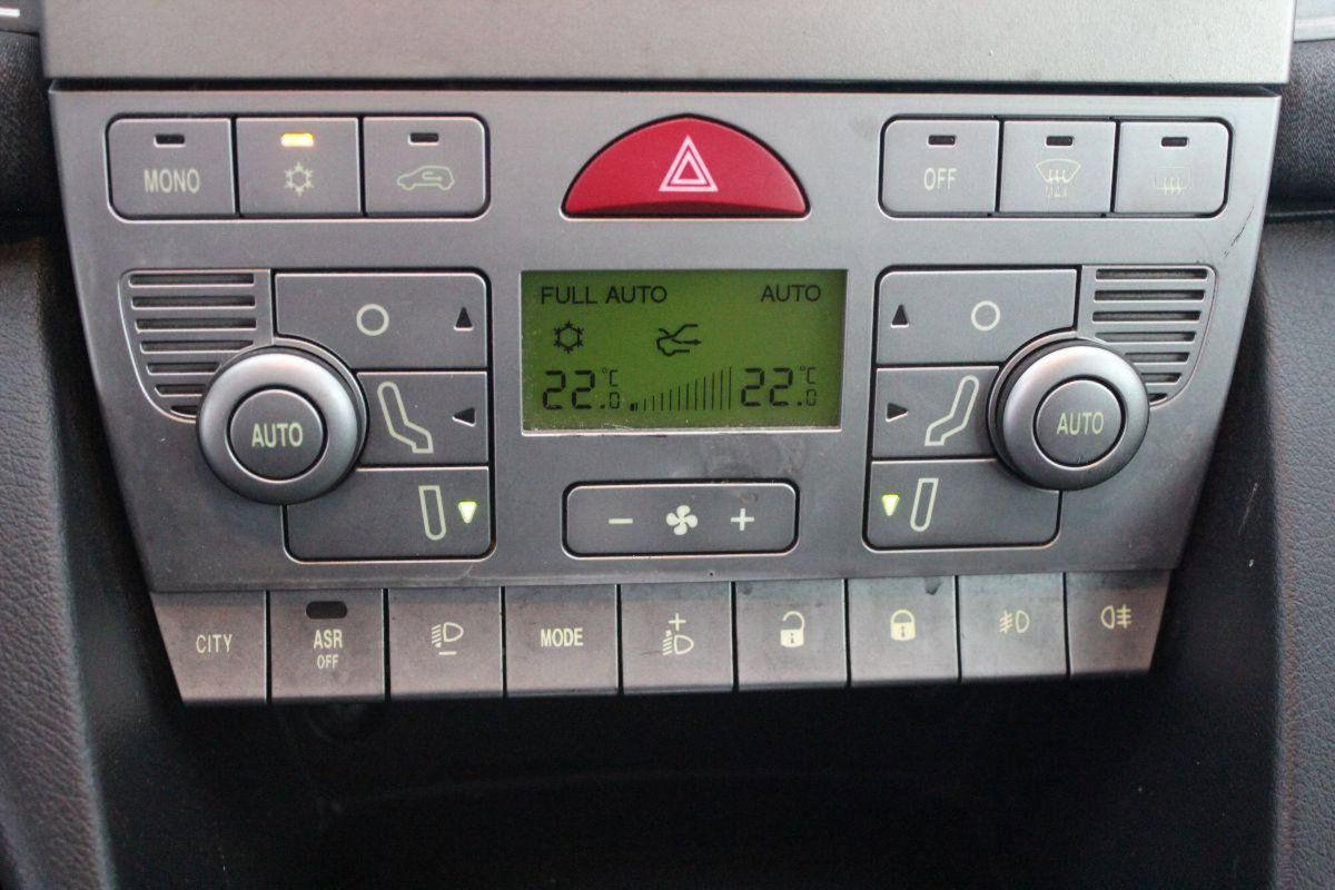 Lancia Ypsilon 1.3 MJT 105 CV Sport MomoDesign (13)