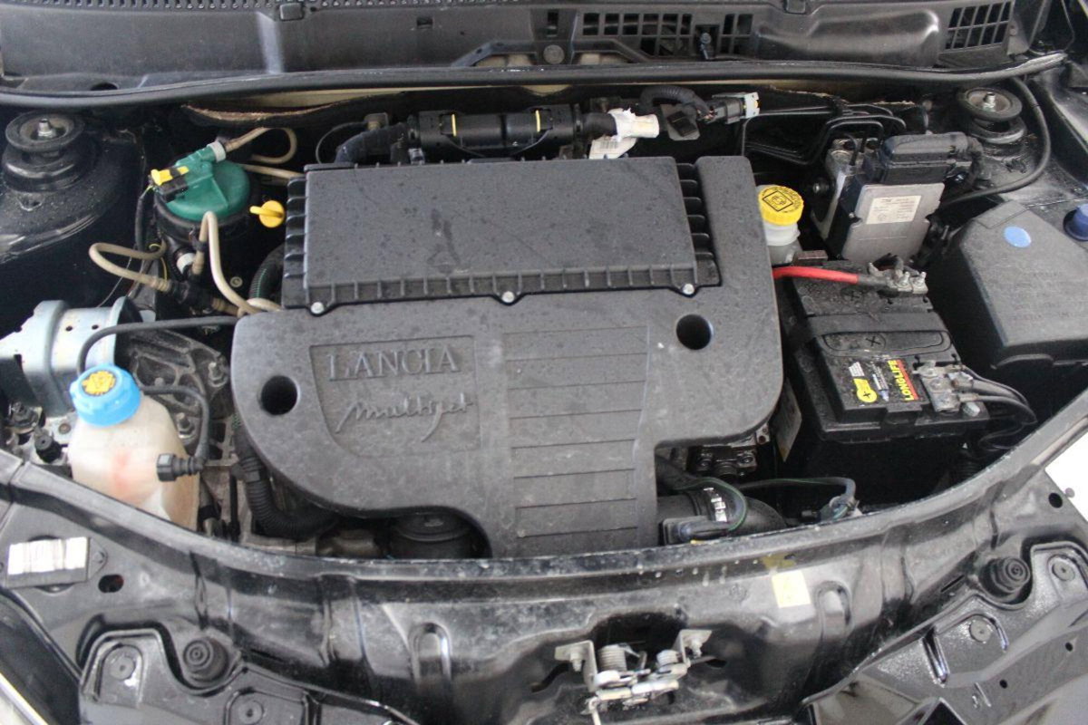 Lancia Ypsilon 1.3 MJT 105 CV Sport MomoDesign (18)