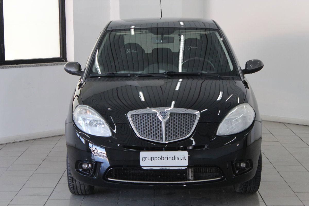 Lancia Ypsilon 1.3 MJT 105 CV Sport MomoDesign (2)