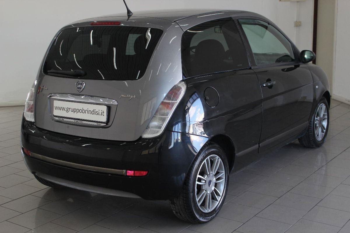 Lancia Ypsilon 1.3 MJT 105 CV Sport MomoDesign (4)