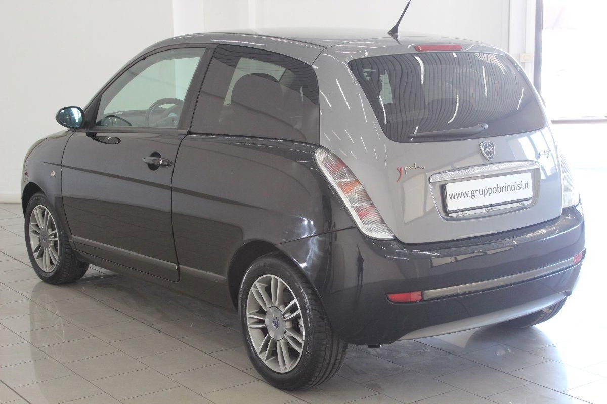 Lancia Ypsilon 1.3 MJT 105 CV Sport MomoDesign (6)