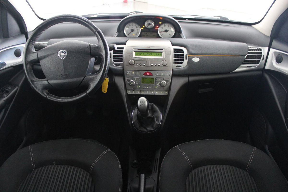 Lancia Ypsilon 1.3 MJT 105 CV Sport MomoDesign (7)
