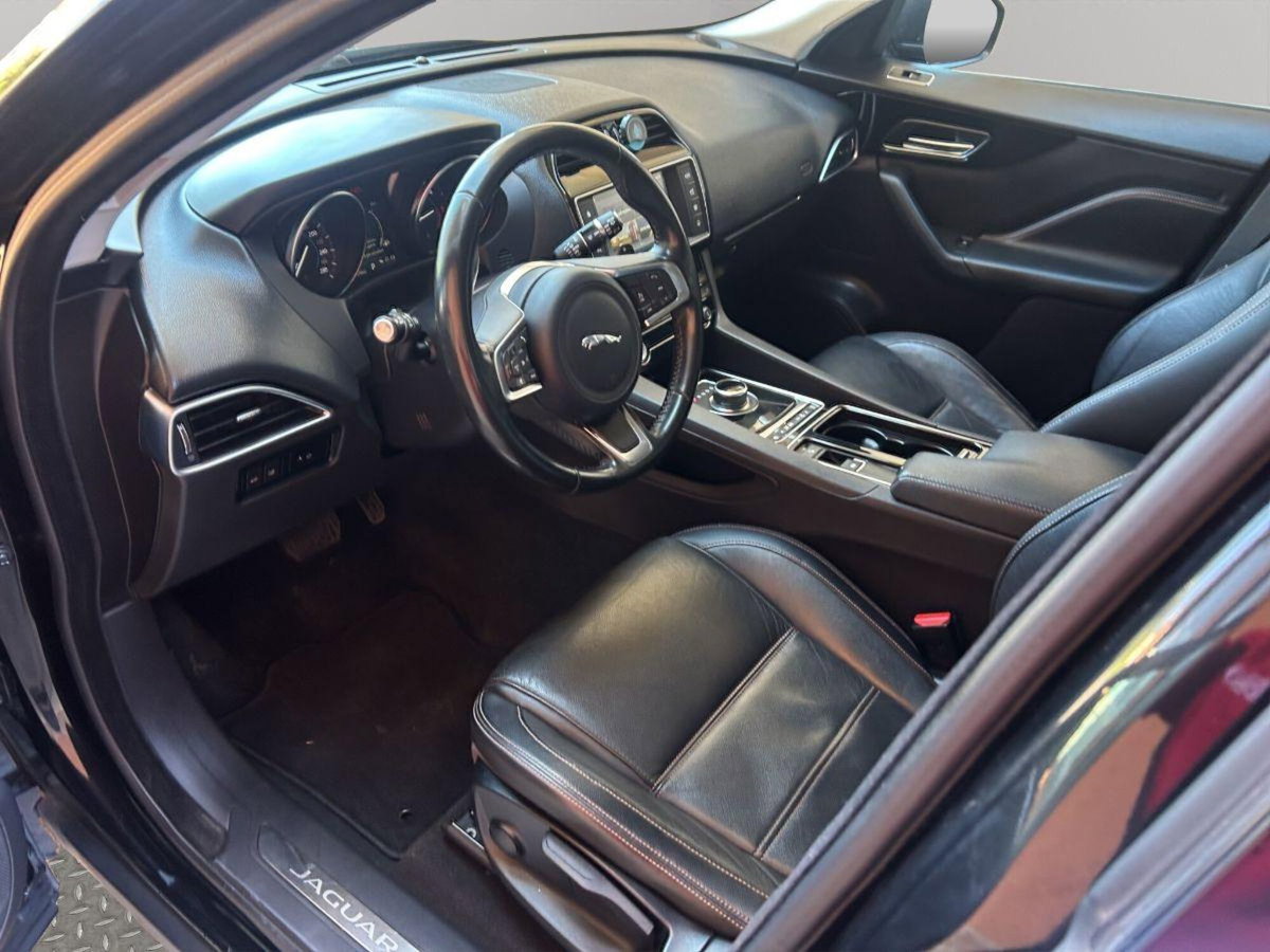 Jaguar F-Pace 2.0 D 180 CV aut. R-Sport (10)