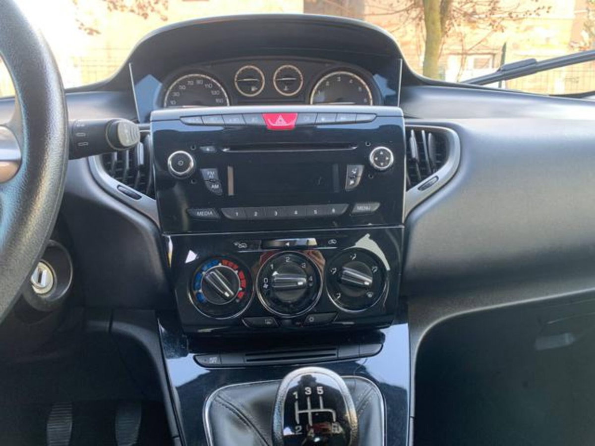 Lancia Ypsilon 1.2 69 CV 5 porte GPL Ecochic Gold (16)