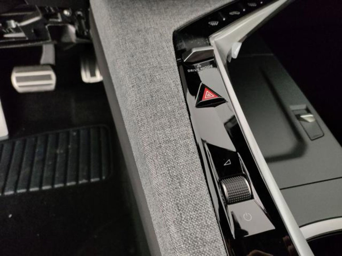 Peugeot 3008 1.2 hybrid GT 145cv e-dcs6 (19)