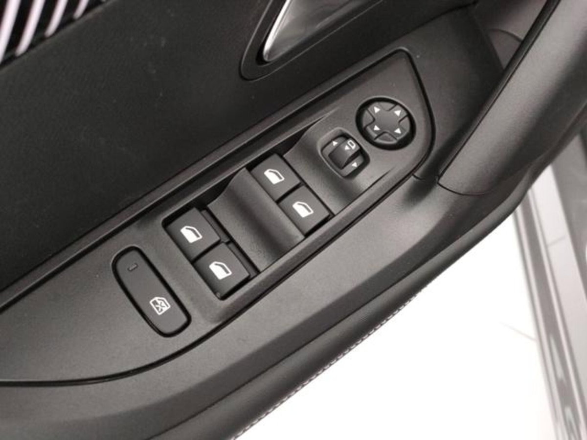 Peugeot 2008 1.2 hybrid Allure 145cv e-dcs6 (6)