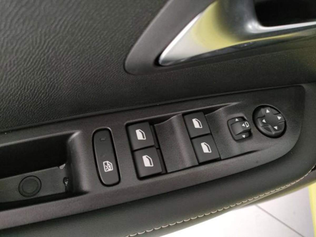 Peugeot 208 1.2 turbo Allure 100cv (6)