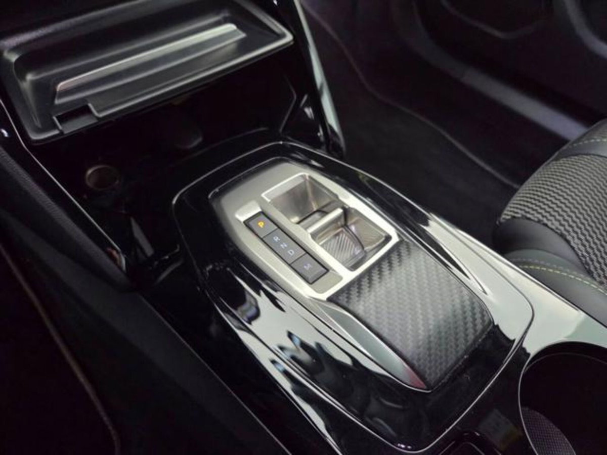 Peugeot 2008 BlueHDi 130 S&S EAT8 GT (2)