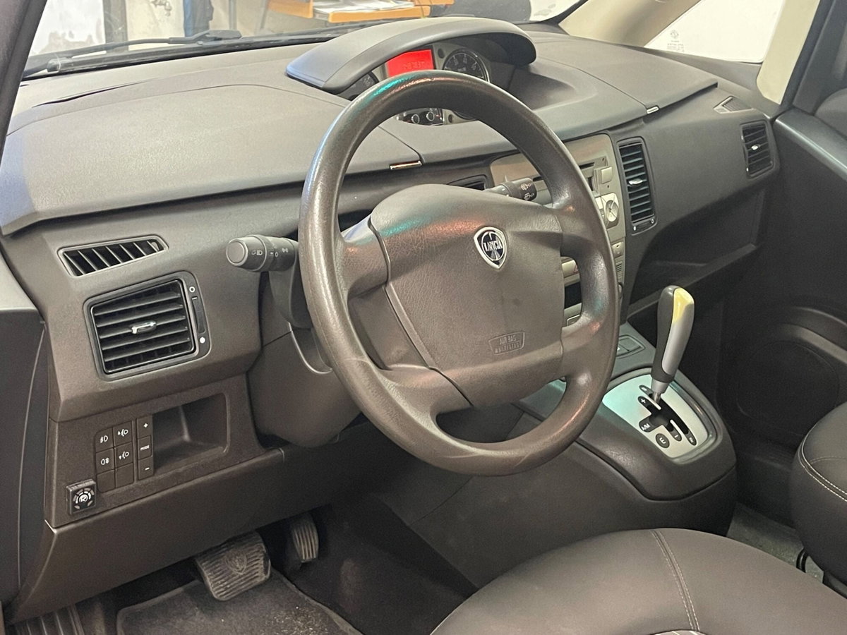 Lancia Musa 1.4 16V Poltrona Frau (8)