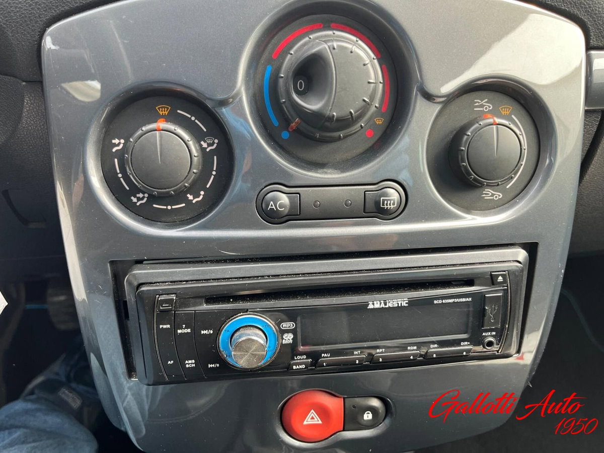 Renault Clio 1.2 16V 5 porte 4U Pack (16)