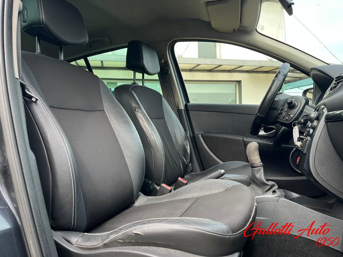 Renault Clio 1.2 16V 5 porte 4U Pack (9)