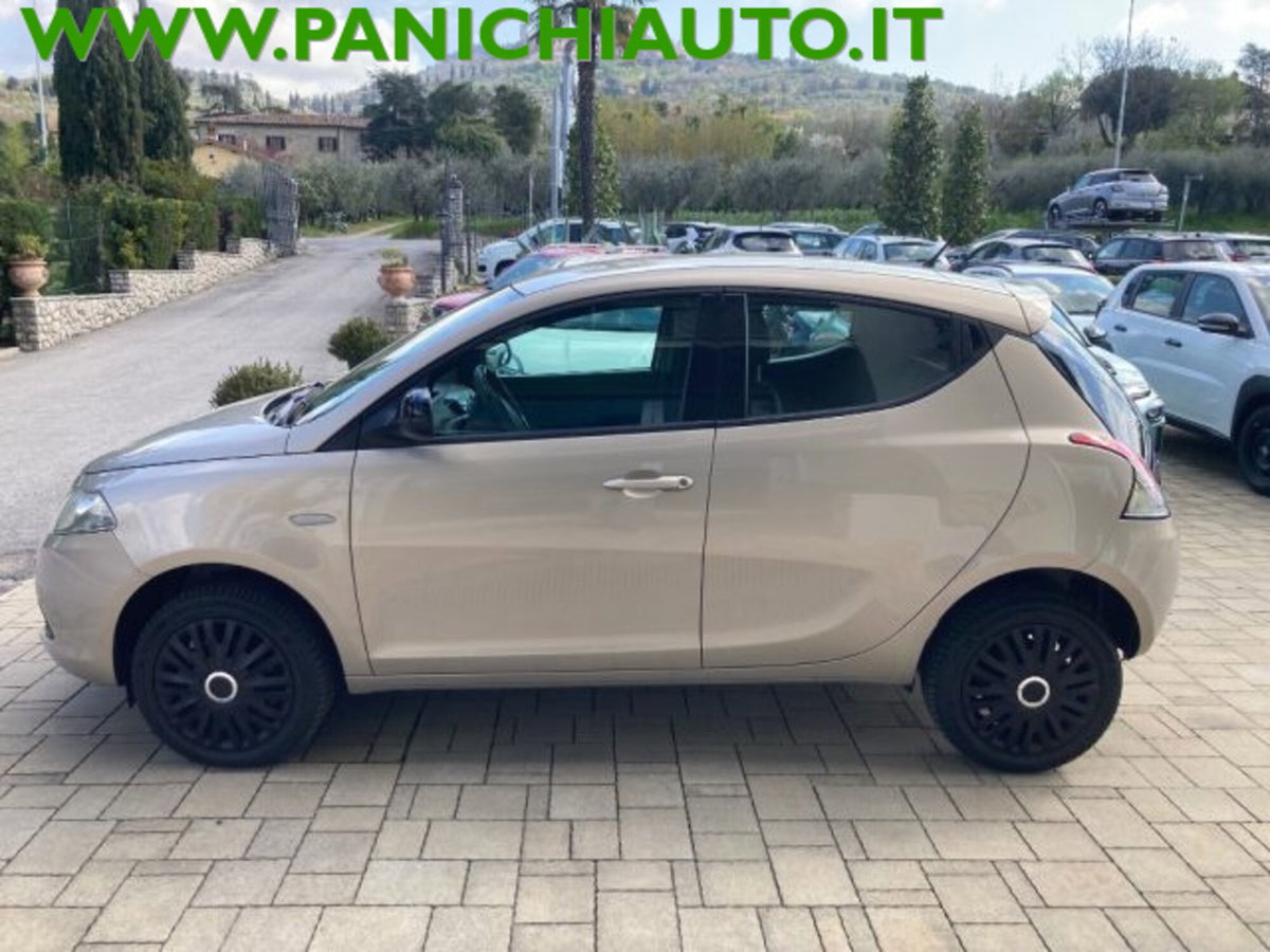 Lancia Ypsilon 0.9 TwinAir 85 CV 5 porte Metano Ecochic Silver