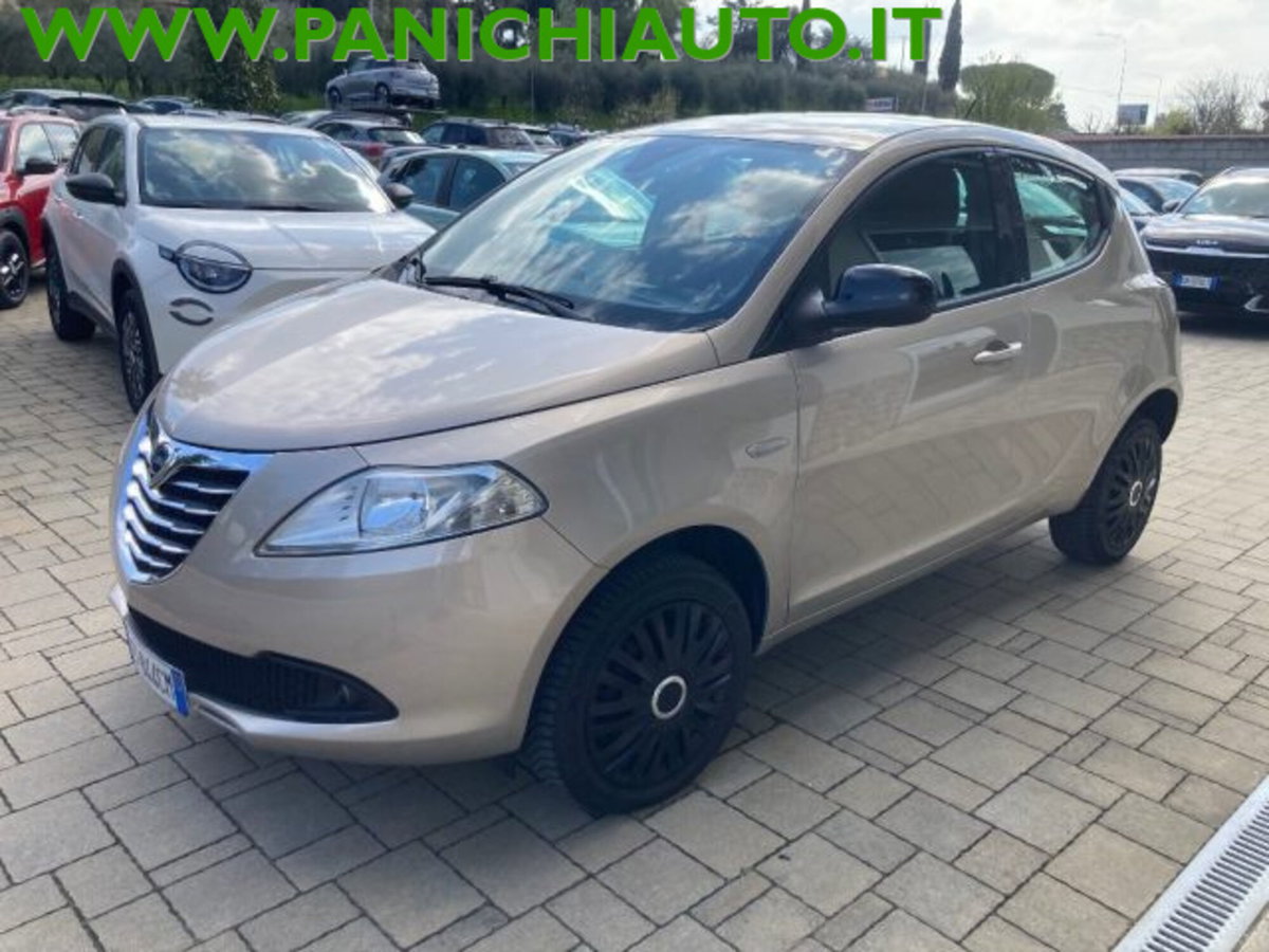 Lancia Ypsilon 0.9 TwinAir 85 CV 5 porte Metano Ecochic Silver (2)