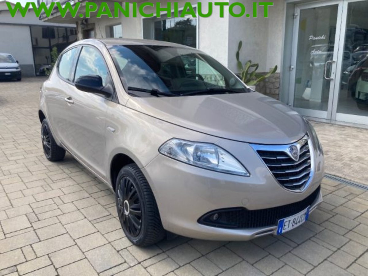 Lancia Ypsilon 0.9 TwinAir 85 CV 5 porte Metano Ecochic Silver (4)