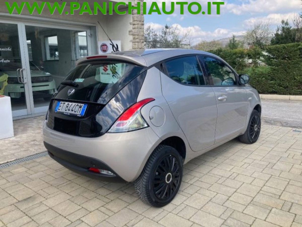 Lancia Ypsilon 0.9 TwinAir 85 CV 5 porte Metano Ecochic Silver (5)