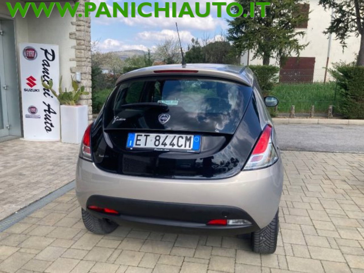 Lancia Ypsilon 0.9 TwinAir 85 CV 5 porte Metano Ecochic Silver (6)