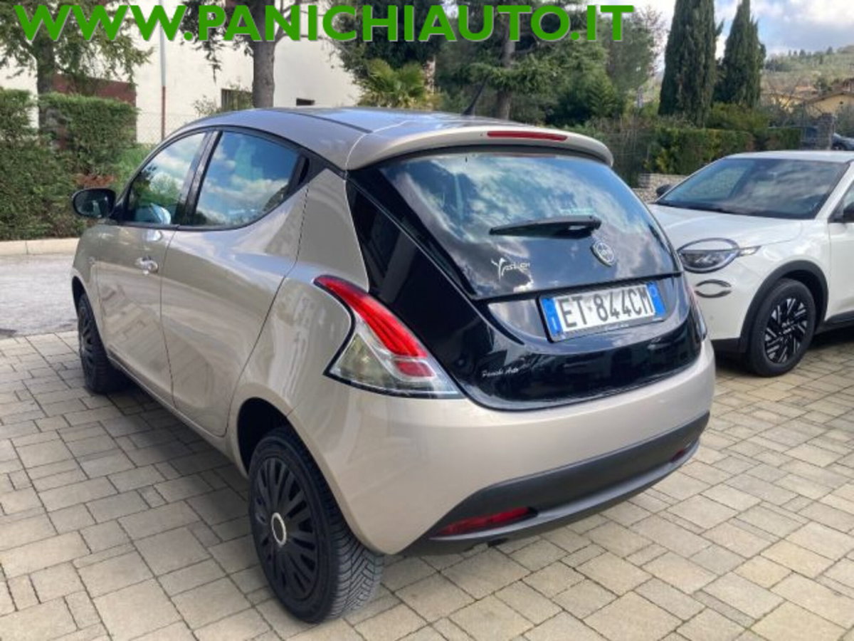 Lancia Ypsilon 0.9 TwinAir 85 CV 5 porte Metano Ecochic Silver (7)