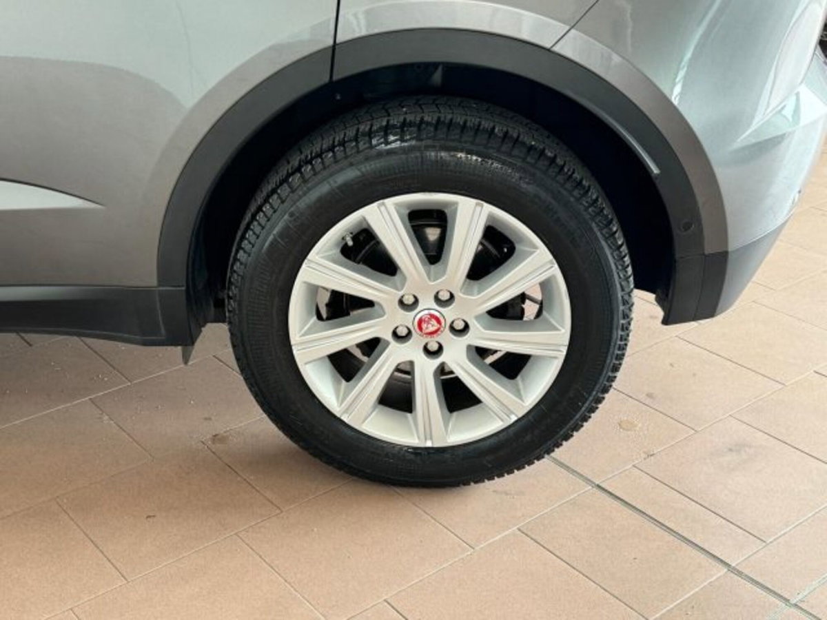 Jaguar E-Pace 2.0D 150 CV AWD R-Dynamic S (17)