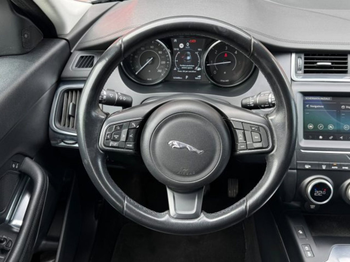Jaguar E-Pace 2.0D 150 CV AWD R-Dynamic S (7)